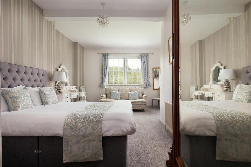 Double or Twin Room image 4