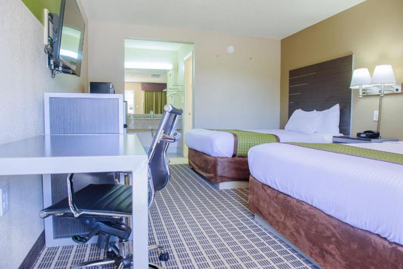 Queen Room with Two Queen Beds - Non-Smoking image 2