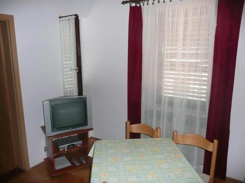 One-Bedroom Apartment image 2