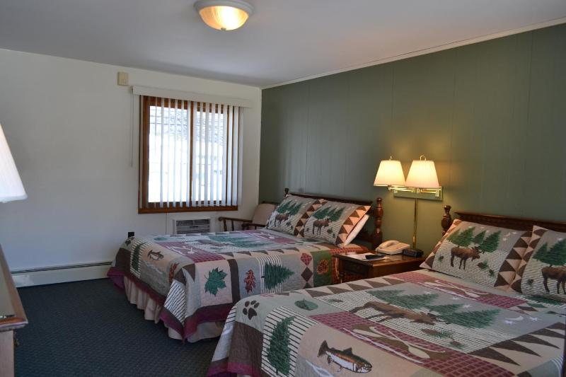Standard Double Room with Two Double Beds image 1