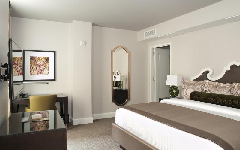 Deluxe Queen Room image 4