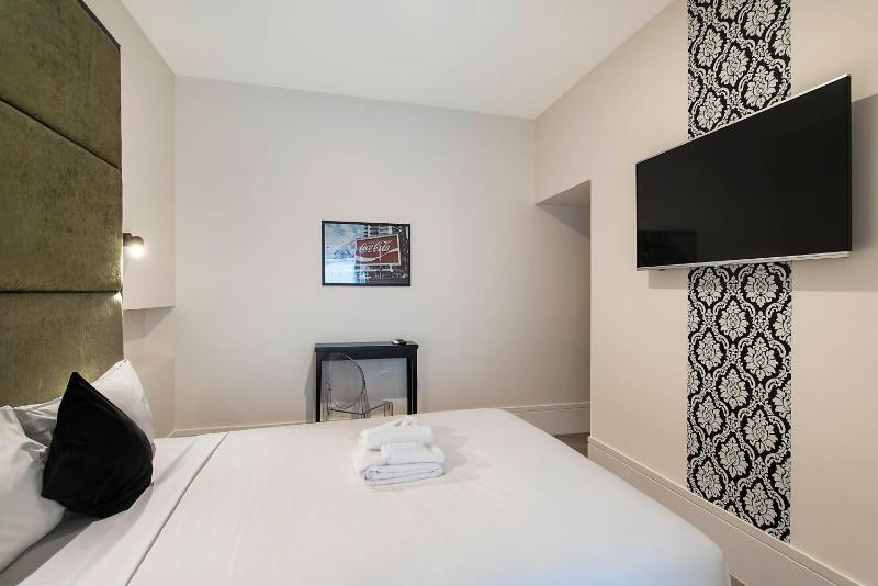 Deluxe Double Room image 3