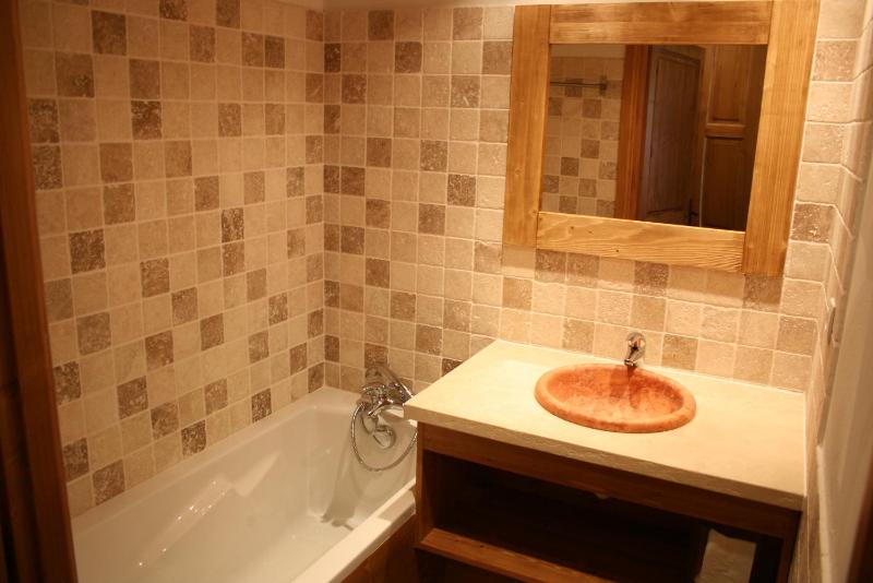 One-Bedroom Apartment with Cabin Comfort (4-6 Persons) image 3