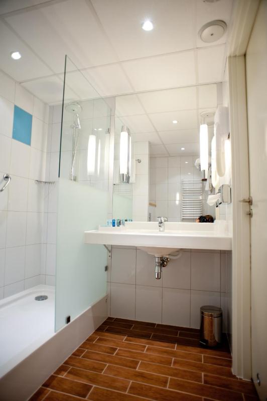 Standard Double Room image 4