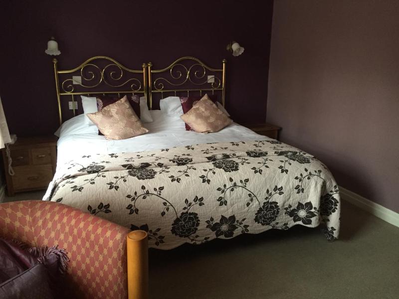 Superior King Room image 3