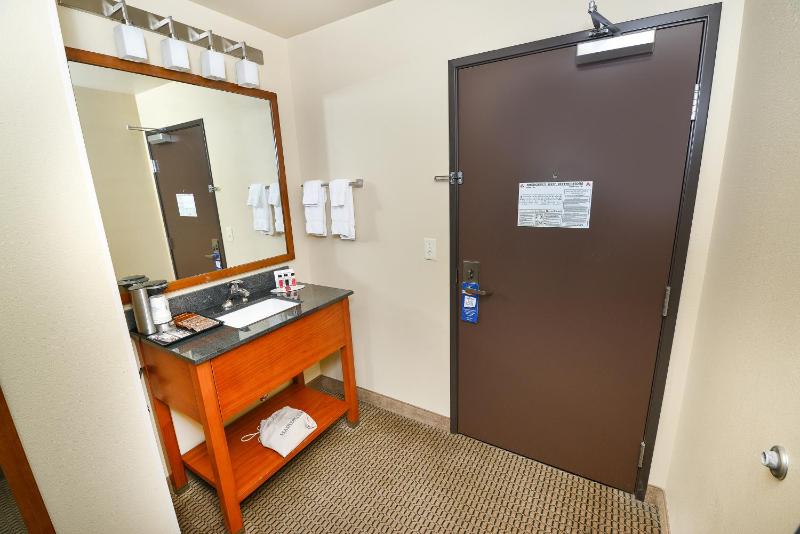 Queen Room - Non-Smoking image 3