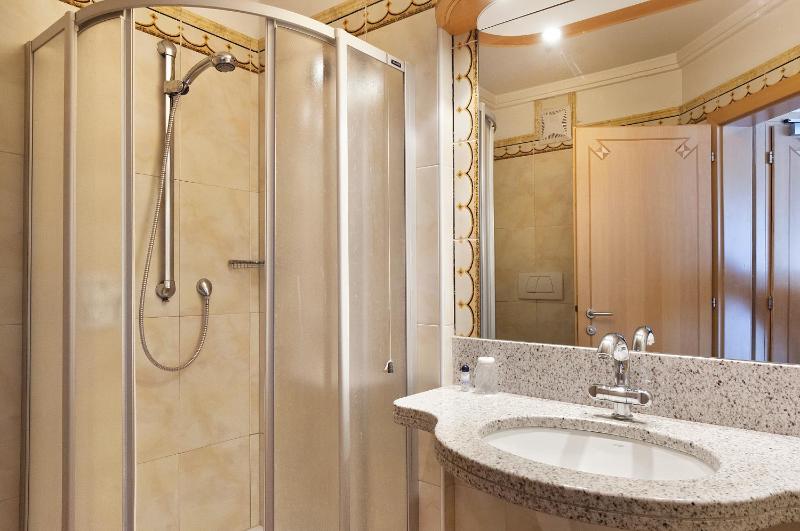 Classic Double or Twin Room image 4