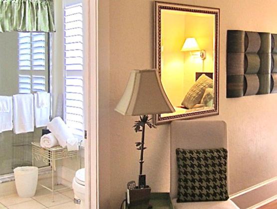 Deluxe King Room image 2