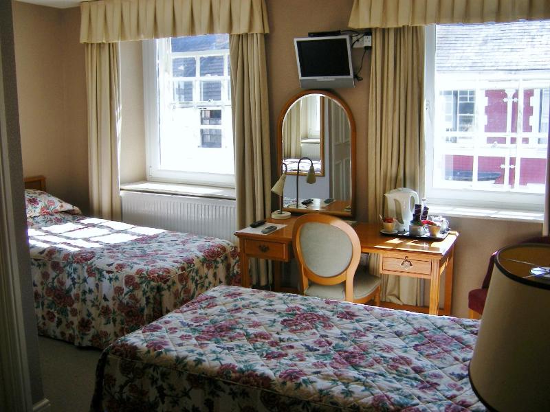 Twin Room image 4