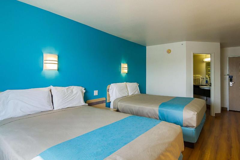 Queen Room with Two Queen Beds - Non-Smoking image 4