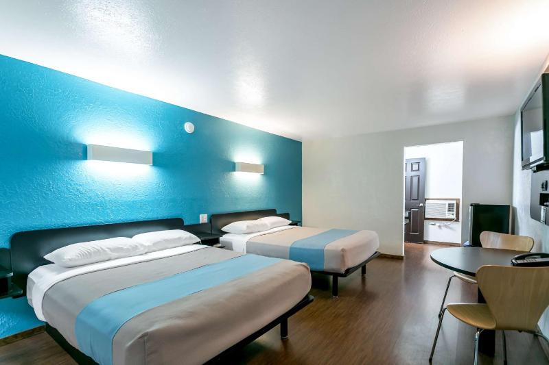 Deluxe Queen Room with Two Queen Beds - Non-Smoking image 4