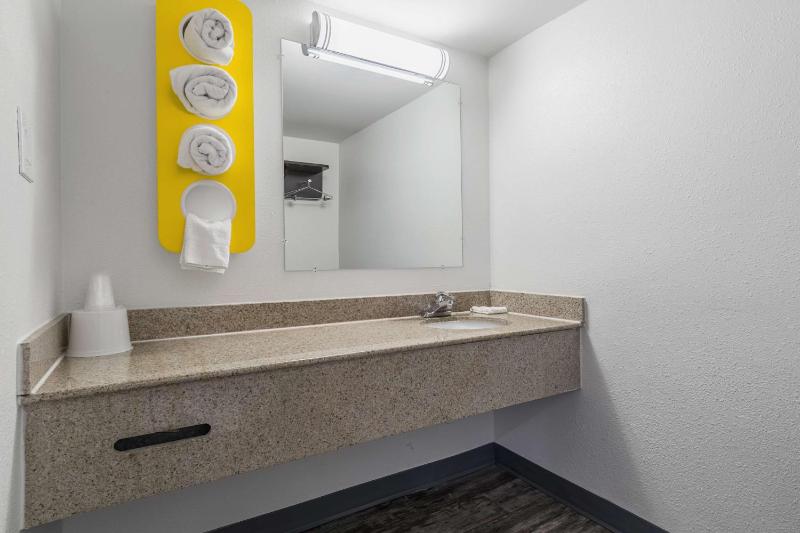 King Room - Non-Smoking image 4