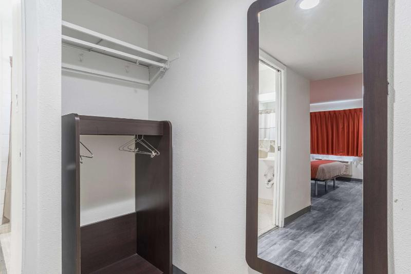 King Room - Non-Smoking image 3