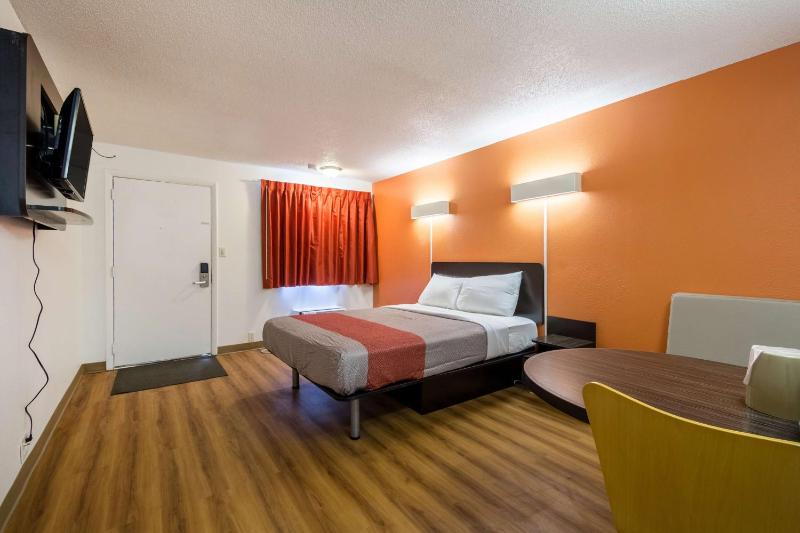 Queen Room - Non-Smoking image 2