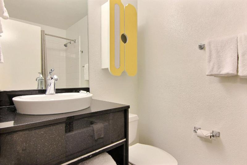 Queen Room - Non-Smoking image 2