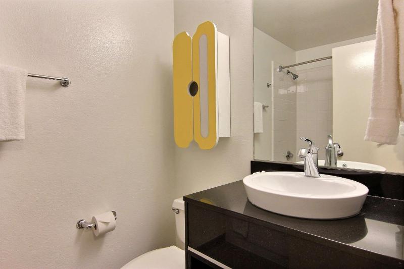 Queen Room - Non-Smoking image 3
