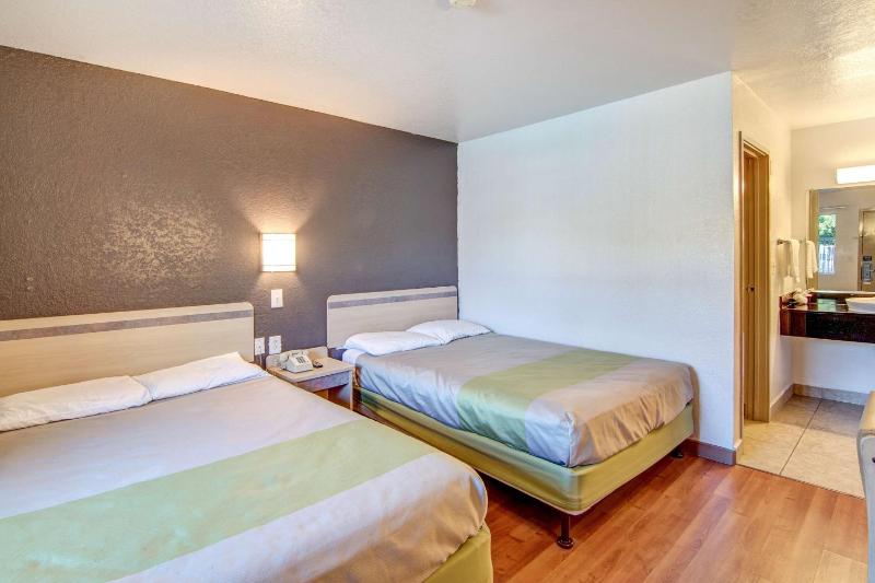 Quadruple Room - Non-Smoking image 1