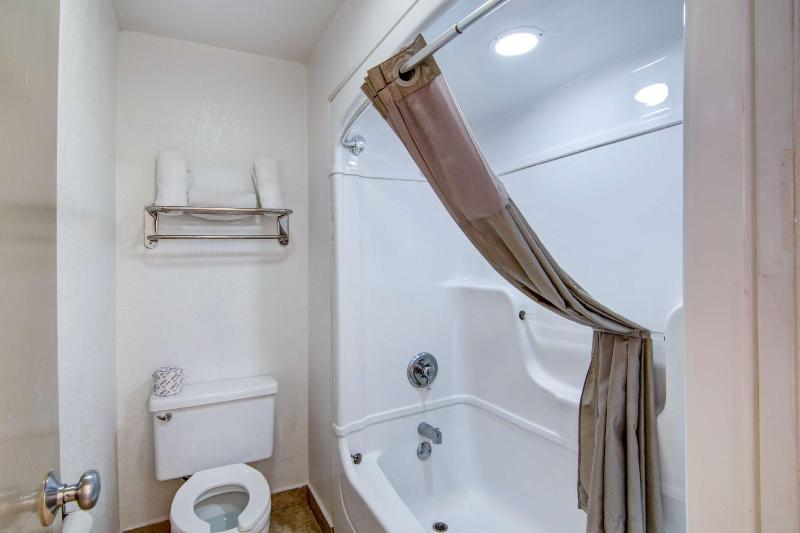 Quadruple Room - Non-Smoking image 3