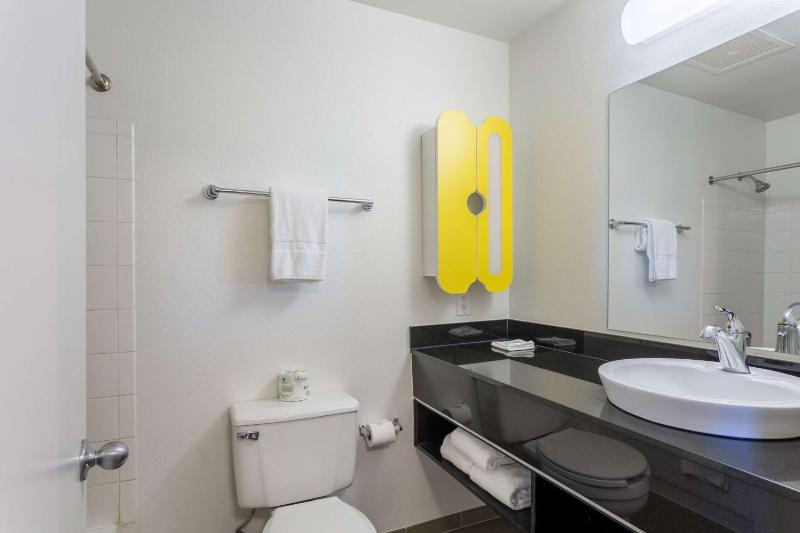 Quadruple Room - Disability Access - Non-Smoking image 3