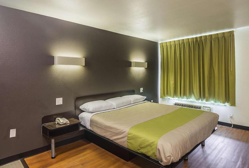 King Room with Kitchen - Non-Smoking image 3