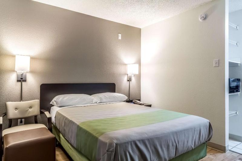 Queen Room - Disability Access - Non-Smoking image 4