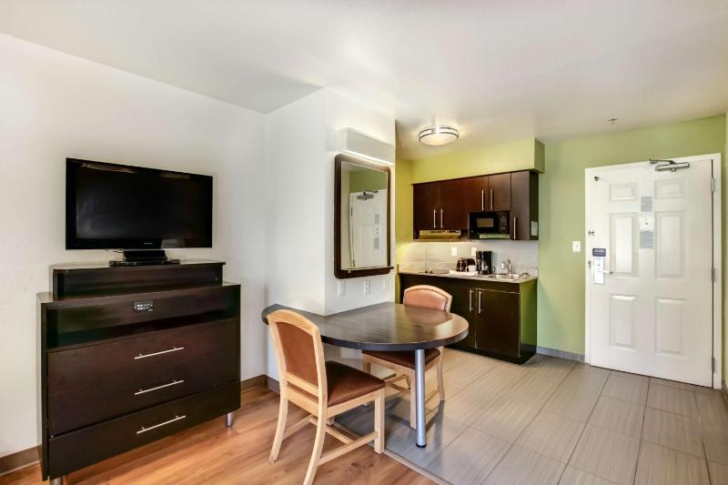 Modern Queen Room - Disability Access/Non-Smoking image 2