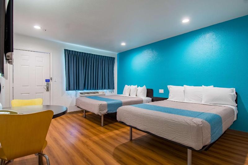Deluxe Queen Room with Two Queen Beds - Non-Smoking image 4