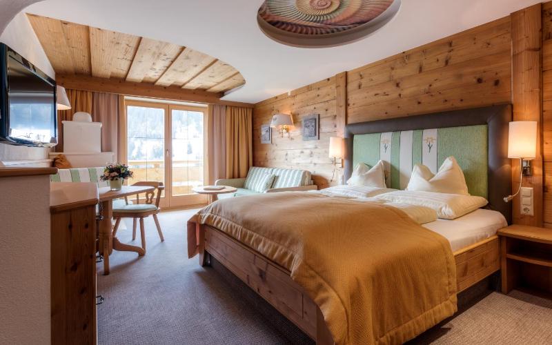 Junior Suite with Balcony image 3