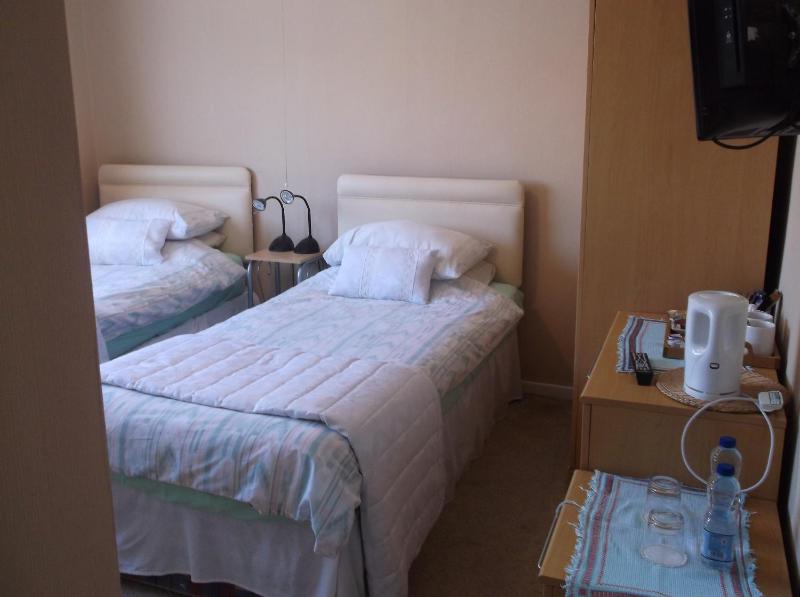 Twin Room image 3