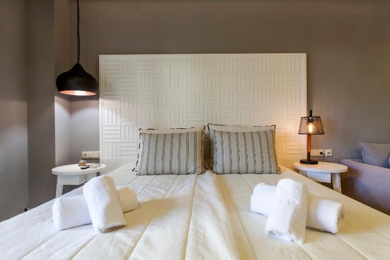 King Studio with Sofa Bed image 1