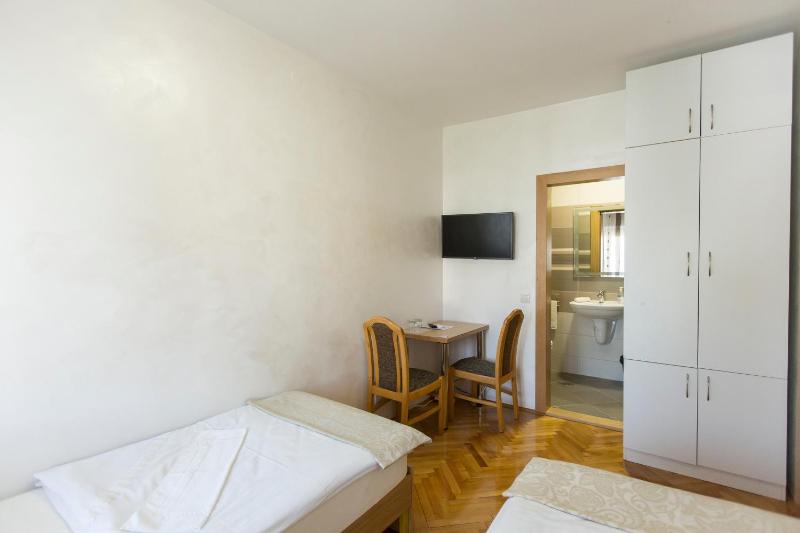 Twin Room image 4