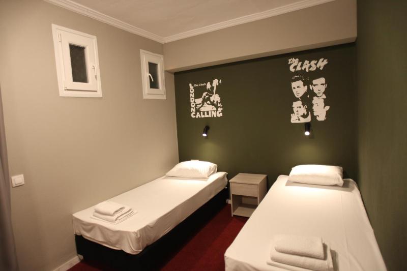 Triple Room with Private Bathroom image 3