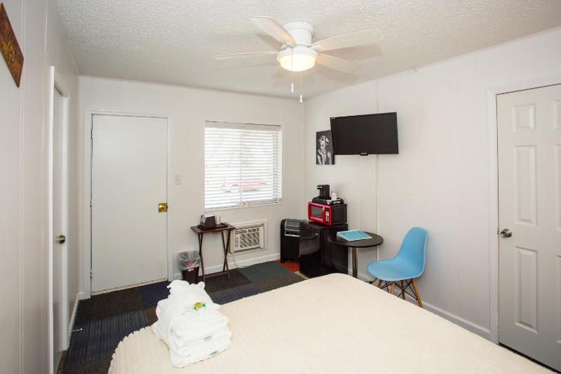 Standard Full Bed Room image 4