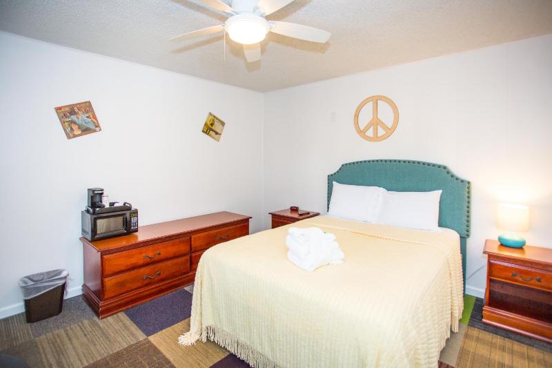 Standard Queen Room image 3