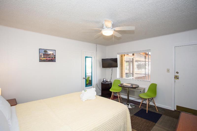 Standard Queen Room image 4