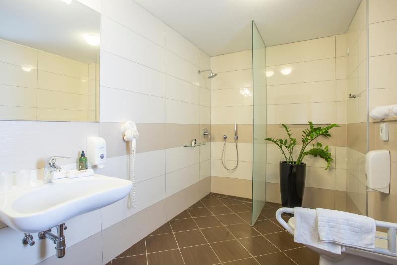 Superior Double Room with Balcony image 3