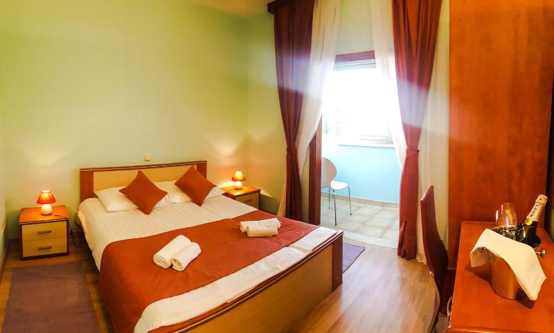 One-Bedroom Apartment with Sea View image 4