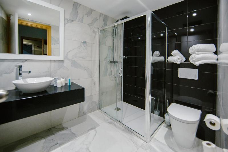 Double Room with Balcony image 4