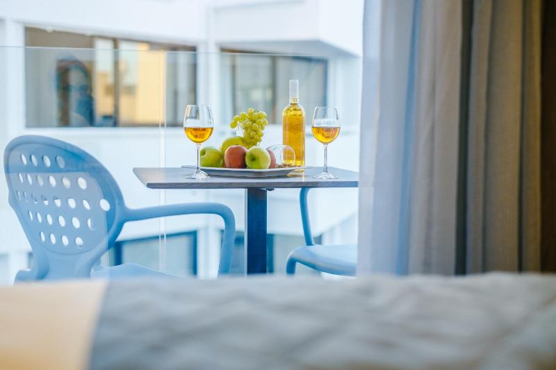 Double Room with Balcony image 3