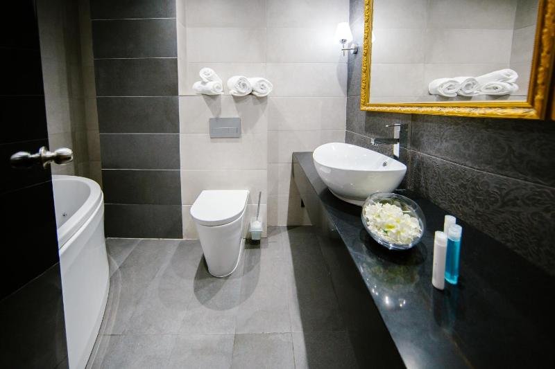 Deluxe Suite with Spa Bath image 4