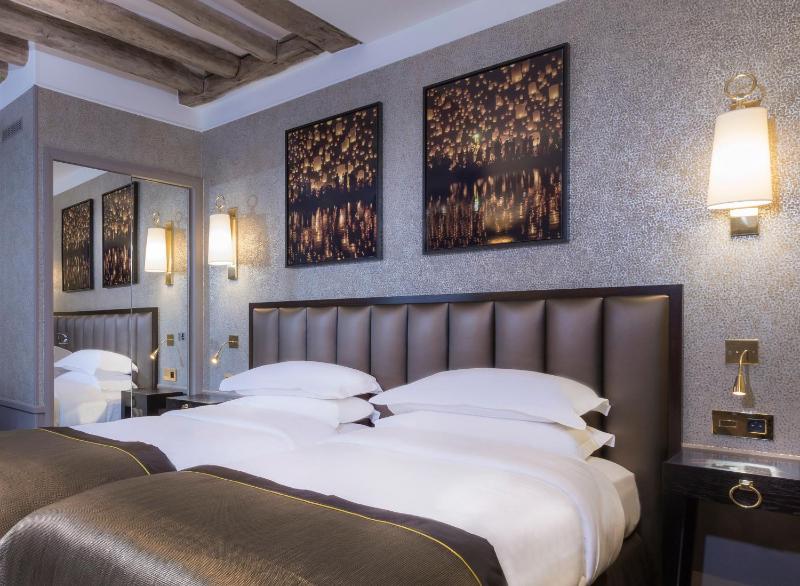 Superior Twin Room image 3