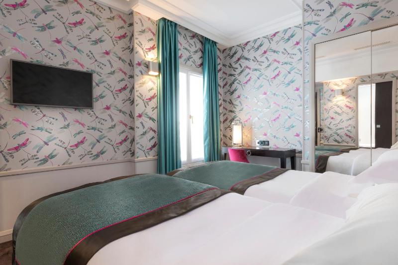 Superior Twin Room image 3