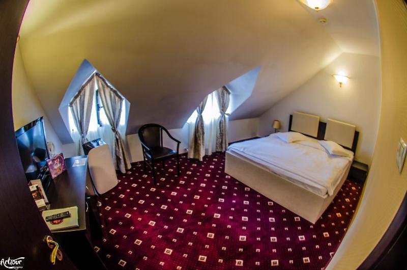 Double or Twin Room image 4