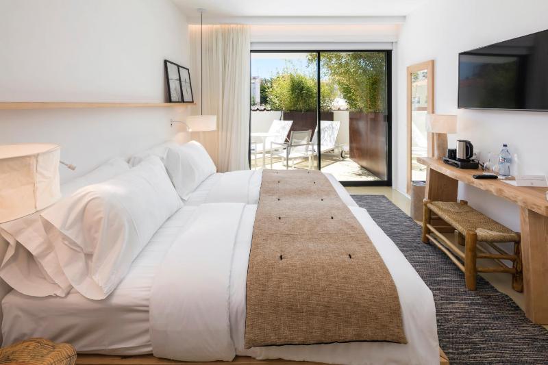 Double or Twin Room with City View image 4