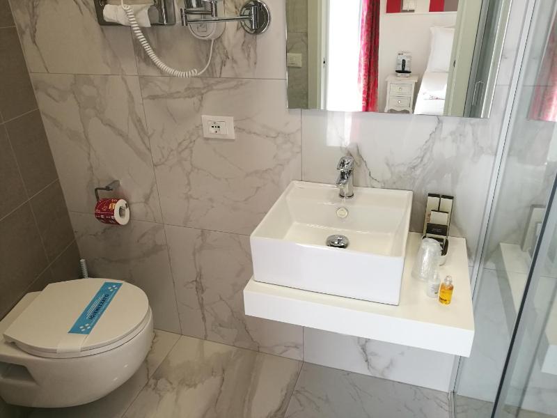 Standard Double Room image 2