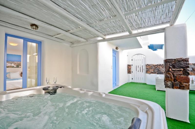Family Room with Private Veranda & Hot Tub (2-4 People) image 2