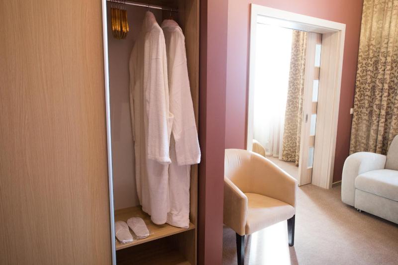 One-Bedroom Suite image 3