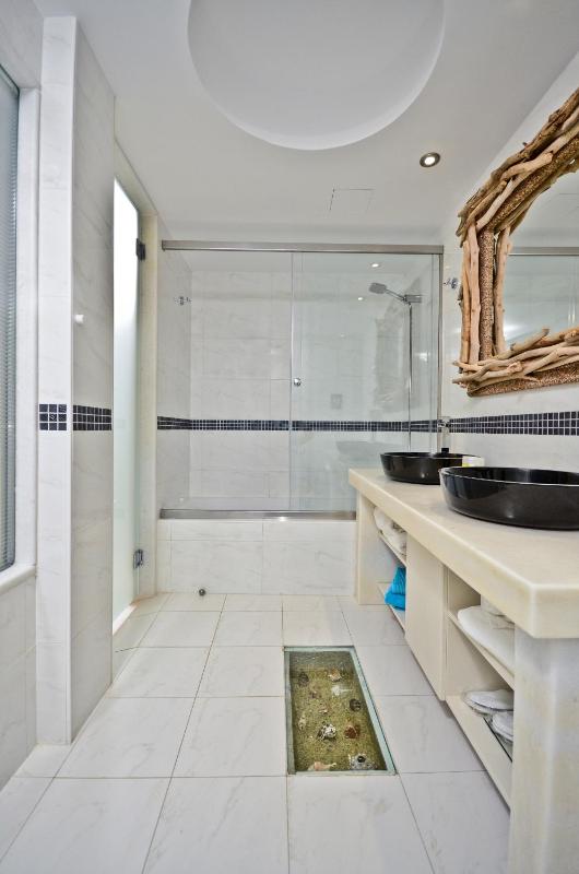 Double room with Private Veranda & Hot Tub image 4