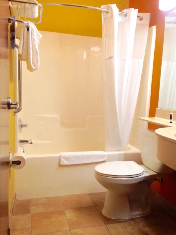 Queen Room - Non-Smoking image 3