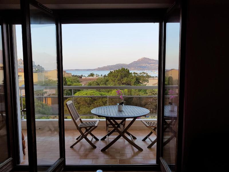 Studio Apartment with Sea View image 4